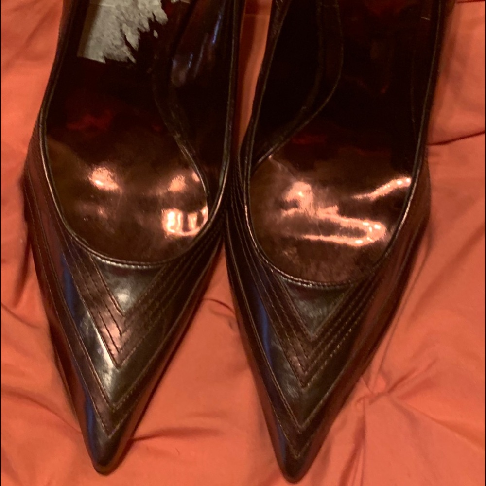 Brown lacquer pumps